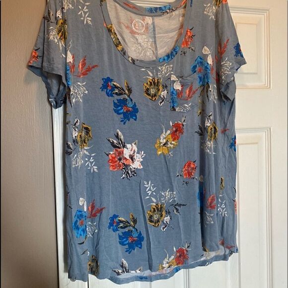 Maurice’s lightweight flower 🌸 tshirt size: L - Picture 2 of 4